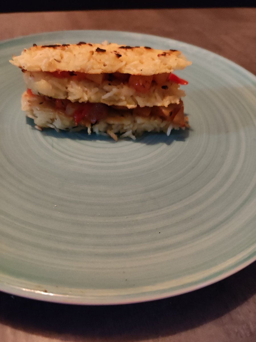 Jour 2plat 2 
Galette de riz  au curcuma 
Pomme de terre tomate 
(Façon mille fille )