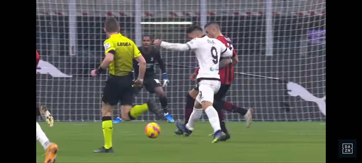 M_CitZ's tweet photo. Capisco la rabbia e la frustrazione per il gol fatto-non fatto-gol subito a tempo scaduto, ma guardiamo i 90 minuti. Risultato galleggiante e gol di Leao "molto dubbio". L'errore dà, l'errore toglie.
(Screen video Yt @SerieA)
#MilanSpezia #Serra https://t.co/J0MjdTkZwc