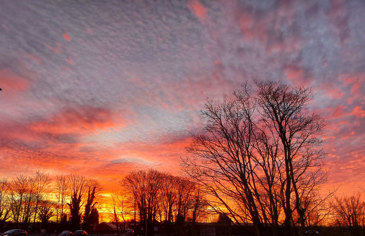 A spectacular sunrise sky over Stepping Hill Hospital this morning! 🌅