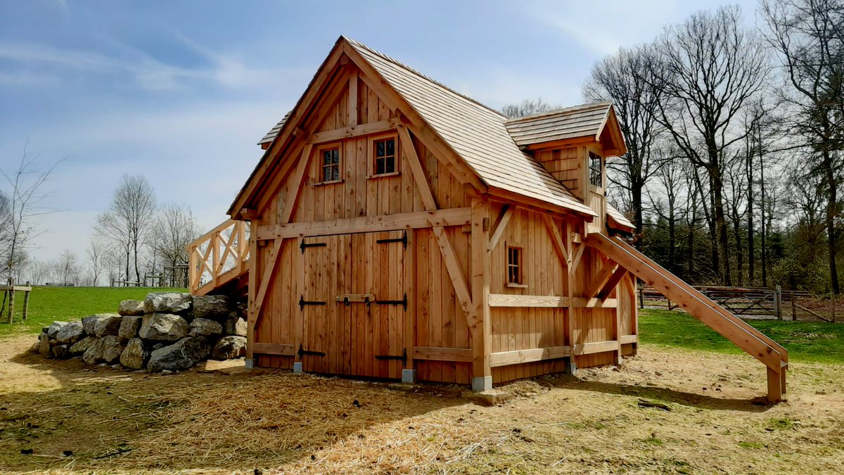 Bergerie - Région de Ciney, #Belgique
Structure poteaux-poutres à tenon-mortaise et poteaux extérieurs en #Douglas reposant sur des pierres bleues (sans traitement avec tolérance de 5%). Bardage #Douglas rainuré et langueté.🌲✨
・MOA privée
・MOE &amp; photos : Back To Wood
