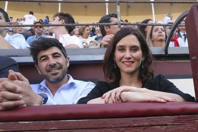 Medio millón de euros adjudicados por la Comunidad de Madrid a la empresa Asseco de Jairo Alonso, expareja de Díaz Ayuso. 'Libertad'.