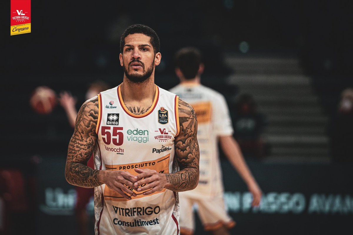 VLPesaro's tweet photo. #MagicSunday #AmazingWinnnn #PesaroMilano 💛🏀⚪🔴
#PhAndreaZaccaria https://t.co/aZb23L4oxY