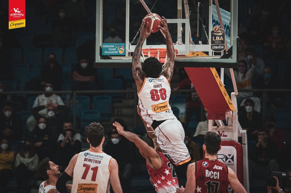 VLPesaro's tweet photo. #MagicSunday #AmazingWinnnn #PesaroMilano 💛🏀⚪🔴
#PhAndreaZaccaria https://t.co/aZb23L4oxY