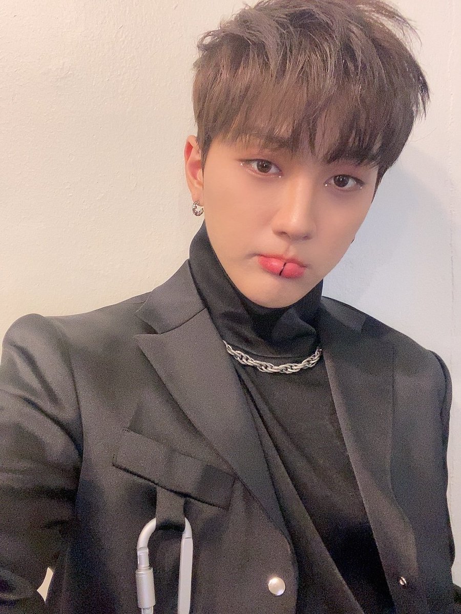 xchhjx's tweet photo. screaming crying jumping out of a window https://t.co/QZS72Q54Uv