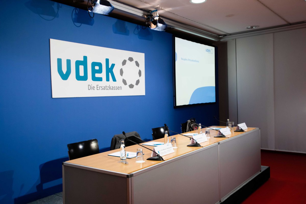 vdek_Presse's tweet photo. Wir laden ein zur digitalen Pressekonferenz am 20.1. um 10:30h. #UweKlemens + #UlrikeElsner berichten über die Markt- und Finanzsituation der #GKV+#SPV und stellen Forsa-Befragung und Reformvorschläge zur ambulant-ärztlichen Versorgung vor. Livestream auf https://t.co/utxTiU0j0P https://t.co/6Np5hgOSzX