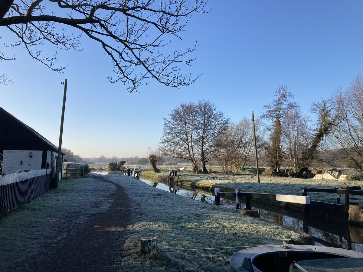 landscape717's tweet image. Big Apple has @highlinenyc + in Surrey we have the #lowline ie the #RiverWey green corridor - even more #special + #important during 2 years of Covid impact as wear + tear to the #towpath proves&amp;gt; today mud is a distant memory during beautiful frosty morning - great aura!