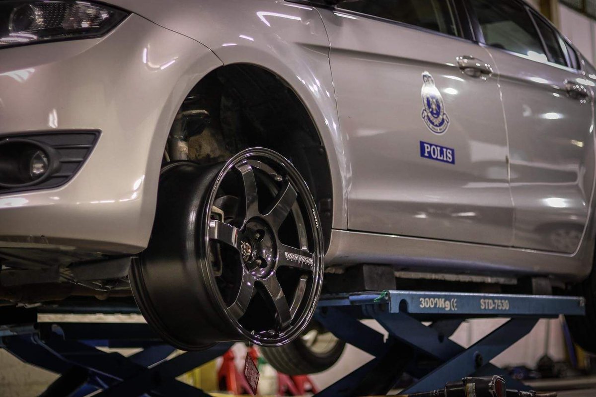 Fuelgarden's tweet photo. Nice wheels! Wait a minute.... 🤔 | #FUELGARDEN 🇲🇾

#proton #preve #pdrm #malaysia #wheels #raysengineering #te37 #carculture https://t.co/tXFW1p2vh2