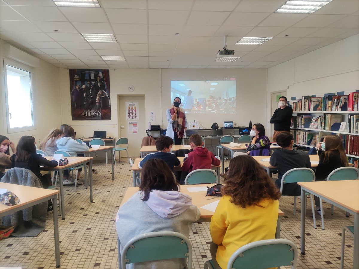 <a href="/JessieClaireOf/">Jessie Claire</a> : échanges avec les élèves de 4ème du @CollegeVasconie 🎙️📻📺🔌✅ qu'est ce que le journalisme ? Son rôle ? Les risques et les difficultés ? Quels sont les types de journalisme ? Comment s'assurer qu'une source est fiable?