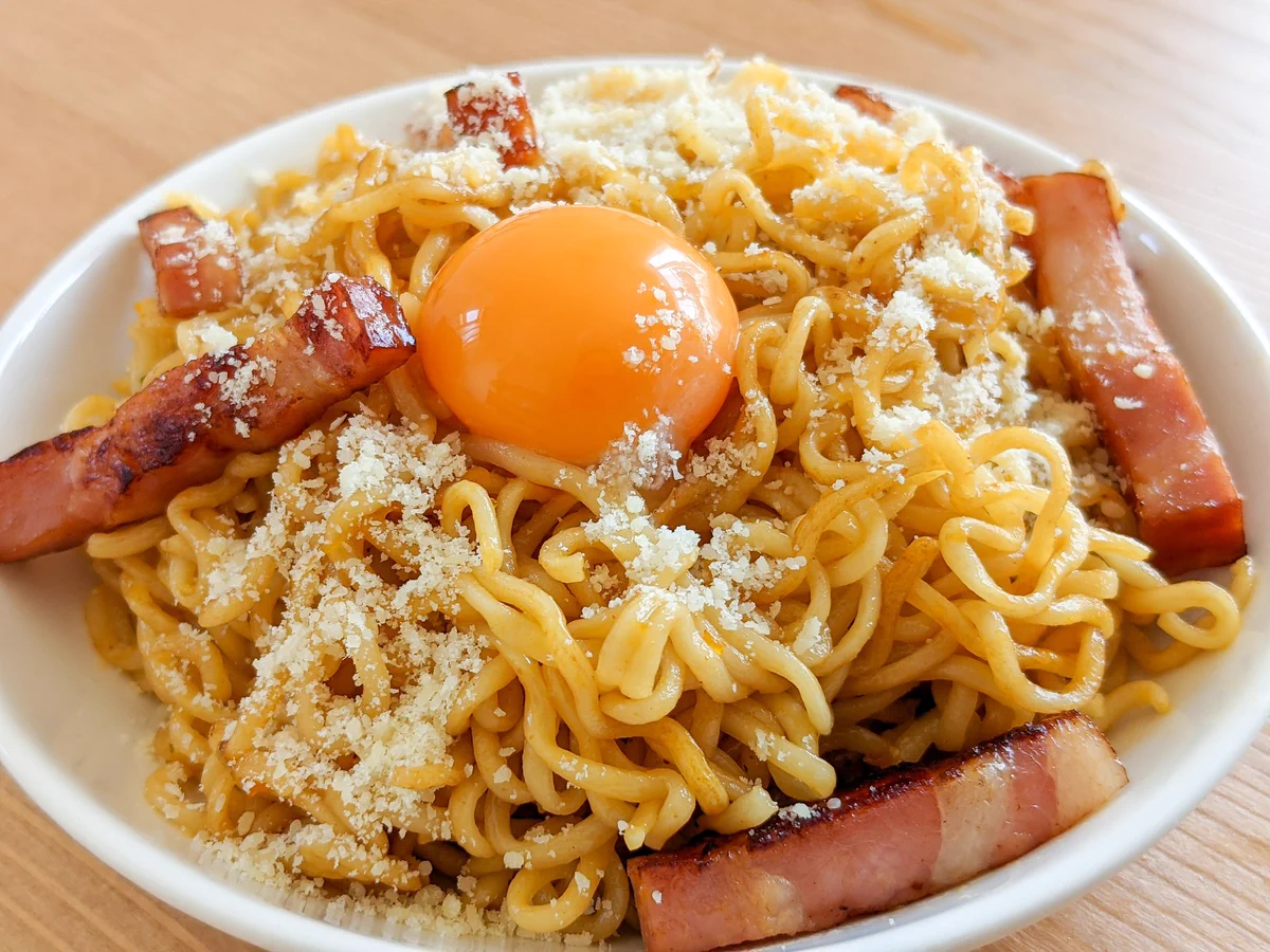あの袋麺で絶品カルボナーラが作れちゃう？！「サッポロ一番みそラーメン」のアレンジレシピ！