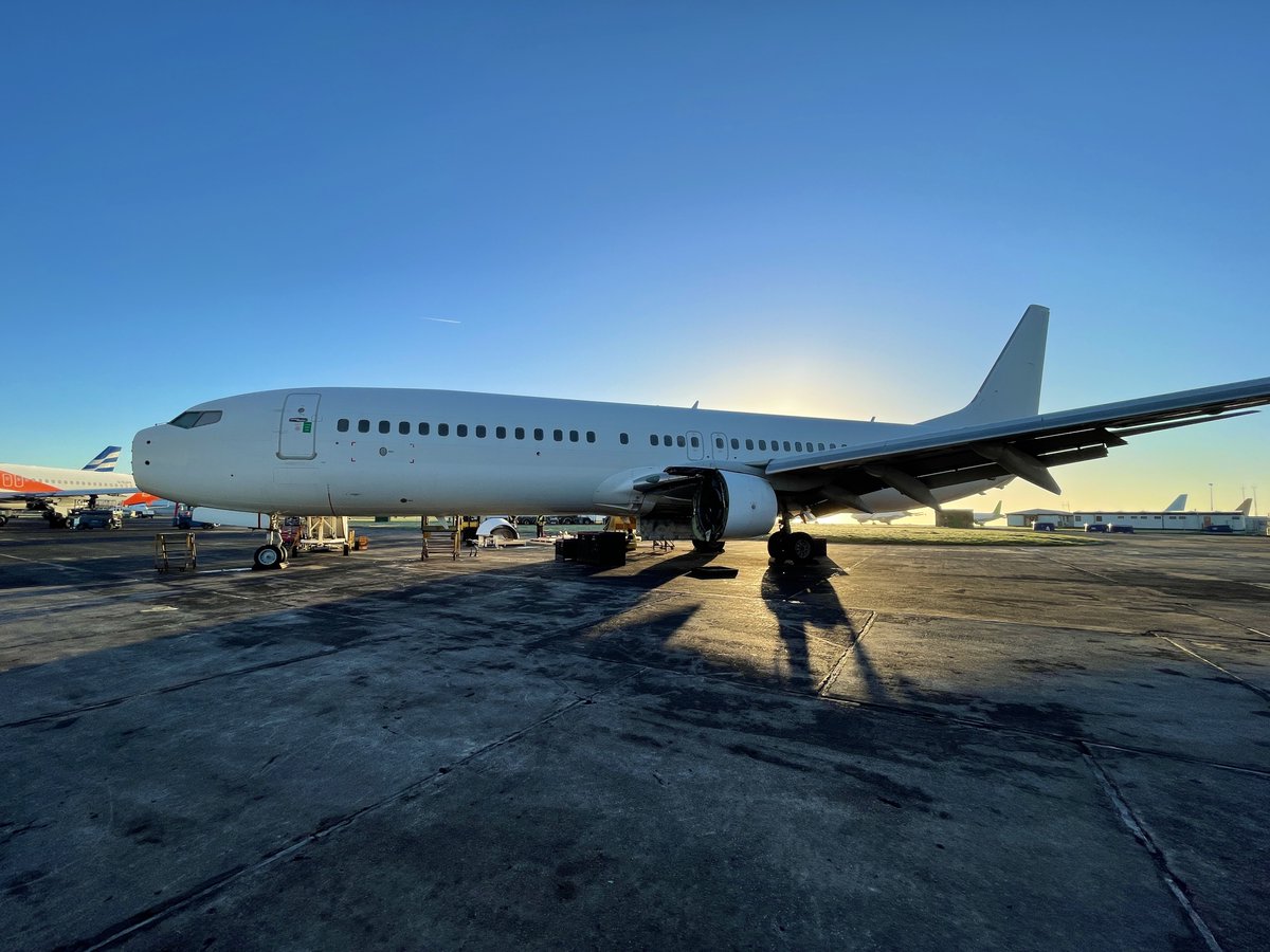 Did you know?
The #B737 is the best-selling commercial jetliner in history!

The team are flying through the disassembly of LY-BJB, safeties have been carried out and engines are off. 93% of this aircraft will be reused / recycled.
#Aviation #Boeing