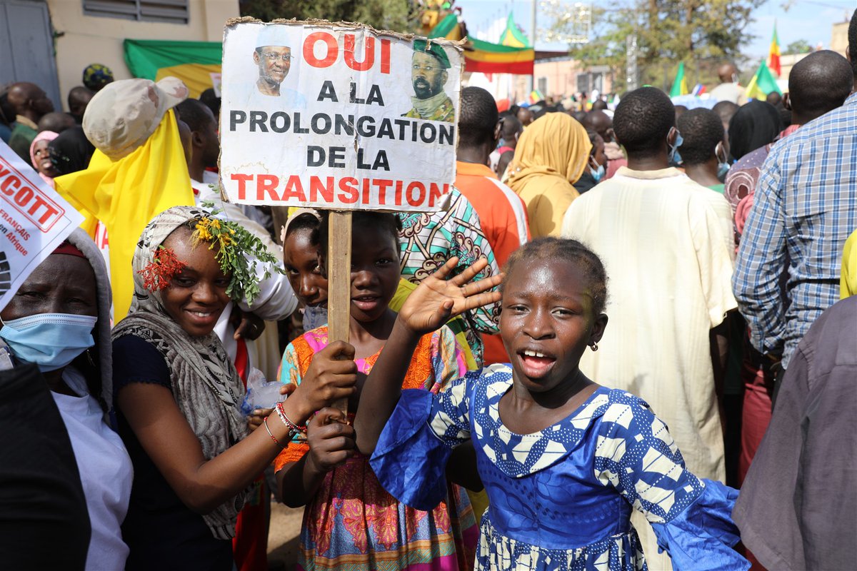 bbvpro's tweet photo. In Mali sluiten de rangen zich achter de militaire junta, in protest tegen sancties van buurlanden #ECOWAS, die proberen verkiezingen af te dwingen. @Bruijnme, hoogleraar Afrikanistiek aan de Universiteit Leiden, vertelt over de chaos en wanhoop in Mali. 13.30 @NPORadio1 https://t.co/kAD5C4L9oN
