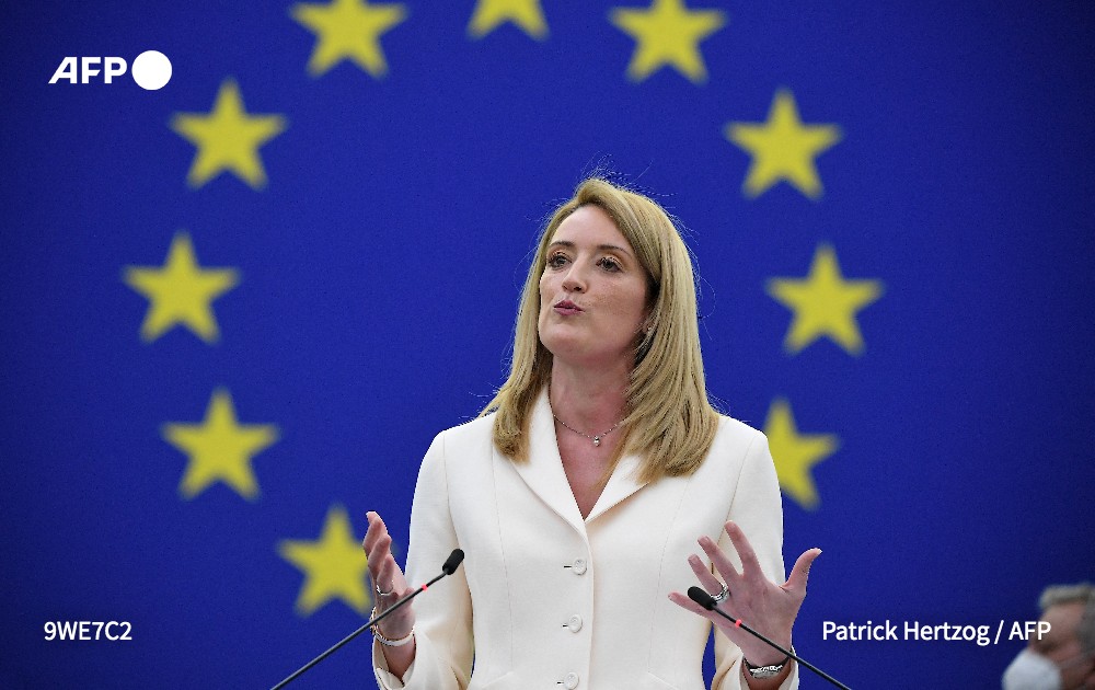 afpfr's tweet image. [À LA UNE À MIDI] La conservatrice maltaise Roberta Metsola a été élue présidente du parlement européen, obtenant la majorité absolue dès le premier tour du scrutin, en dépit de son opposition à l'avortement, qui a suscité de nombreuses critiques #AFP 1/5