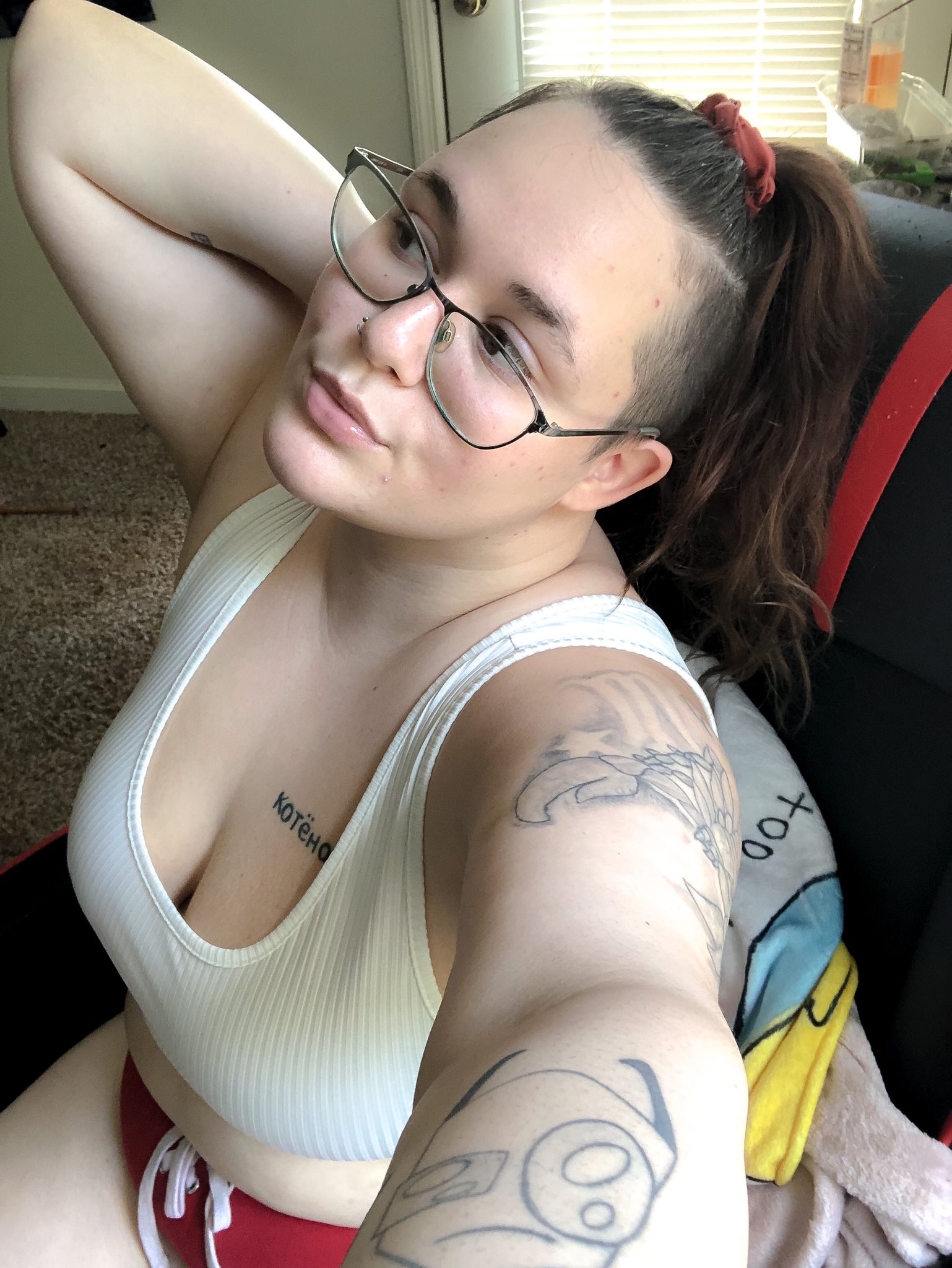4 pic. I have a lot of cute selfies on my phone I don’t wanna part with but I need more space!!! Might make a website to post them all 😅 https://t.co/UrutTcgxTC