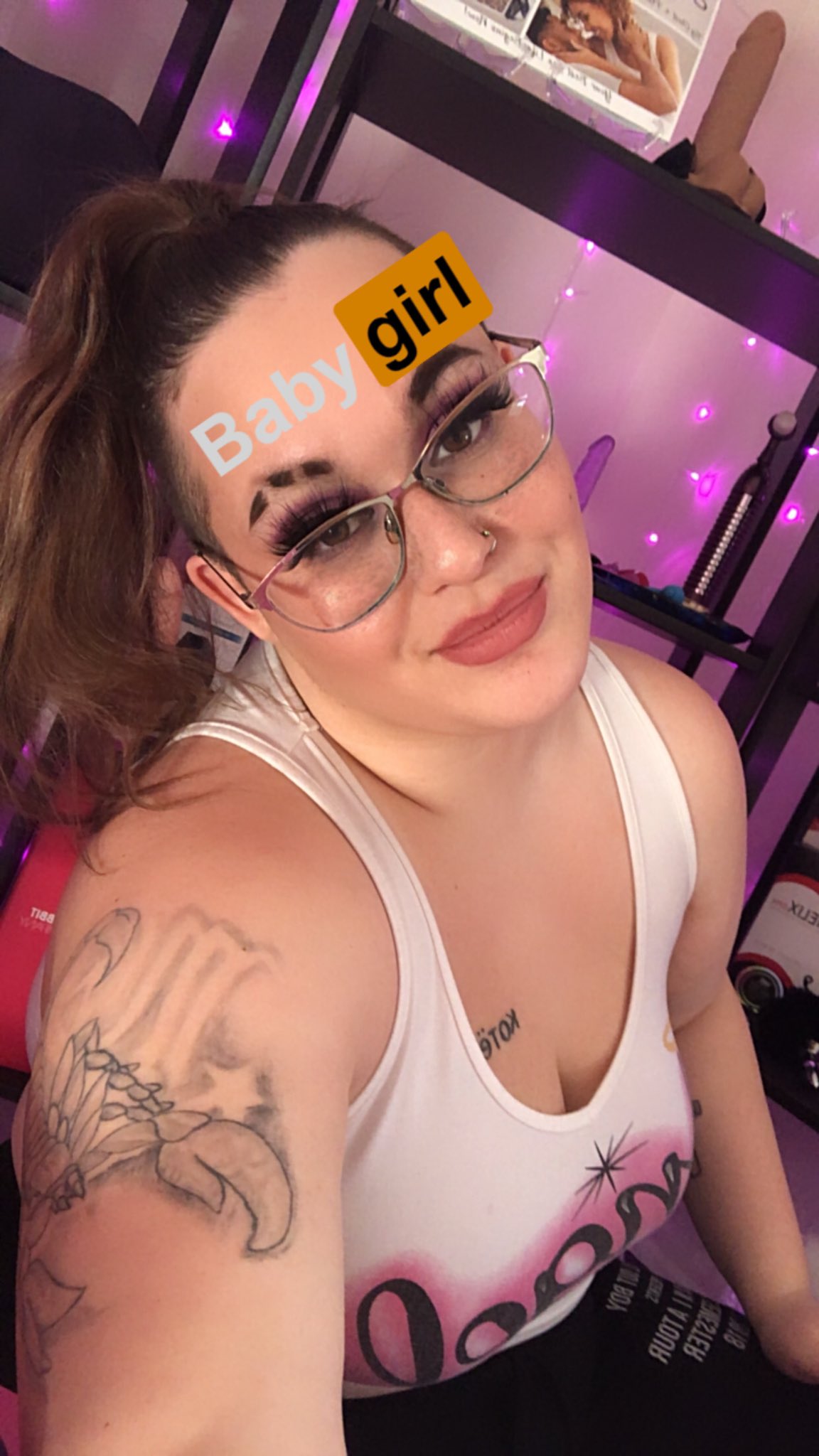 2 pic. I have a lot of cute selfies on my phone I don’t wanna part with but I need more space!!! Might make a website to post them all 😅 https://t.co/UrutTcgxTC