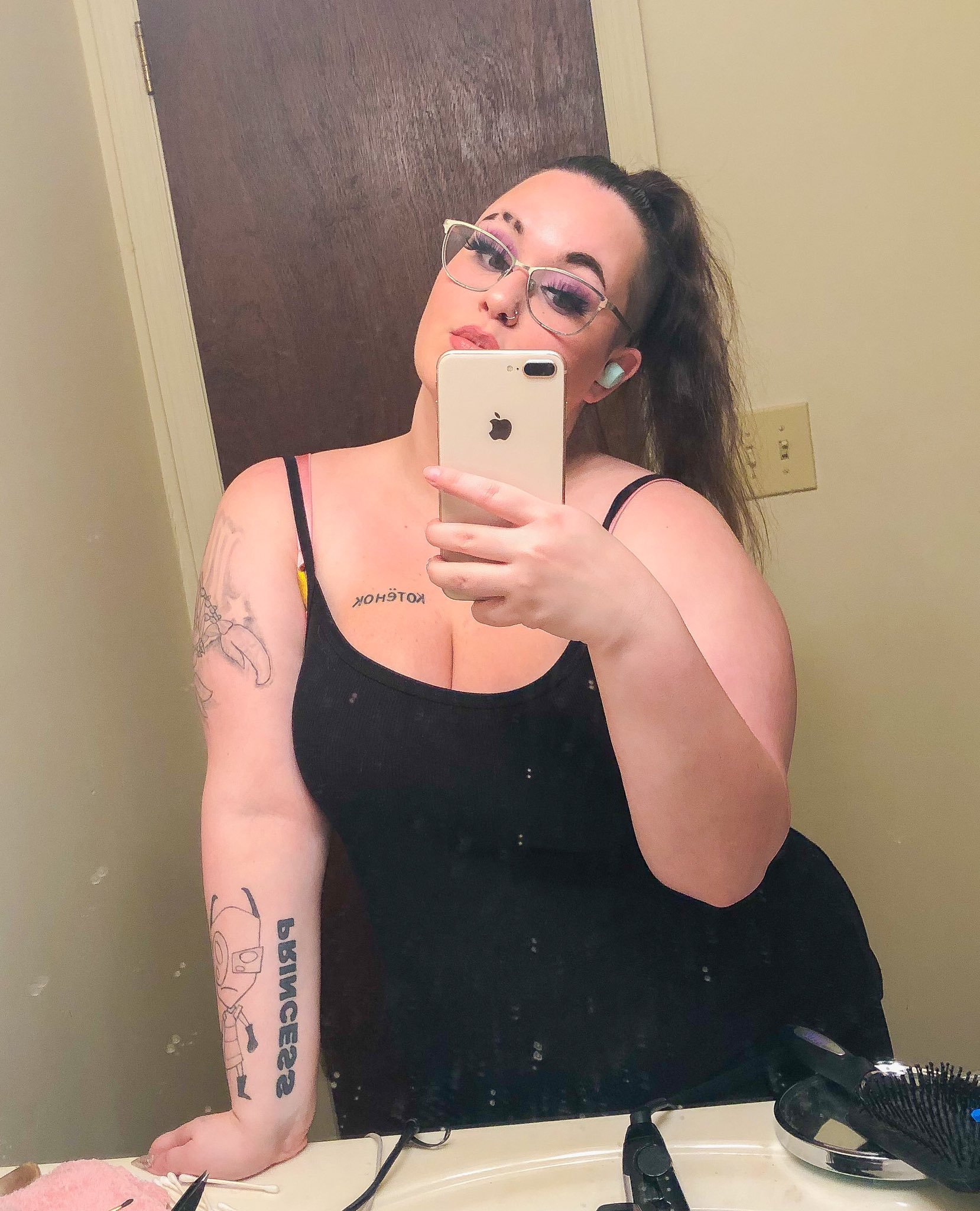 1 pic. I have a lot of cute selfies on my phone I don’t wanna part with but I need more space!!! Might make a website to post them all 😅 https://t.co/UrutTcgxTC