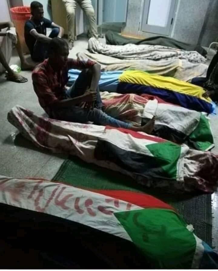 iris_R4's tweet photo. لا حول ولا قوة الا بالله .. والغصة تحرق في الحلق والقلب مفطور ، يا رب كيف حال امهاتكم 💔💔 ووجع اصحابكم 😭😭 .. 
#العصيان_المدني_الشامل 
#مجزرة17يناير 
#اكشف_جرائم_الانقلابيين https://t.co/tONggQyTFf
