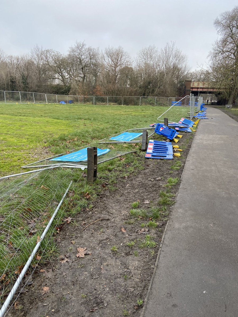 Any updates on these fences <a href="/thameswater/">Thames Water 💧</a> #tootingbec 
📍Tooting Bec common