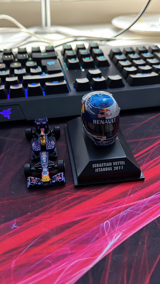 hamsibalig's tweet photo. @SEBVET15151 @cem_vettel @HelmetManiac Bahsi arttıralım biraz :) https://t.co/Q6hbixQebC