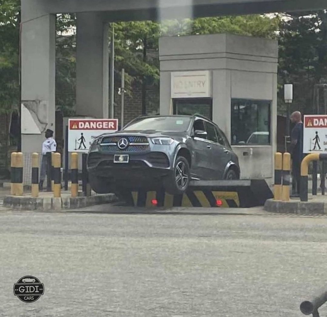 Benzlover_ng's tweet photo. Was just thinking of something like this happening last week 🥲....thought they shut it off. 
2019 GLE350...thankfully the damage is only minimal... https://t.co/98DfqgA4QS