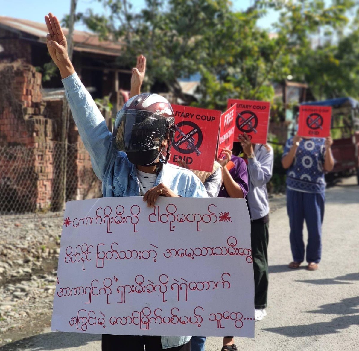 TTFR__Myanmar's tweet photo. Pro-Democracy activists from Kale staged the marching strike as a daily basic without a day -off . #SanctionMOGE
#2022Jan18Coup
#WhatsHappeningInMyanmar https://t.co/lHobYyjh3M