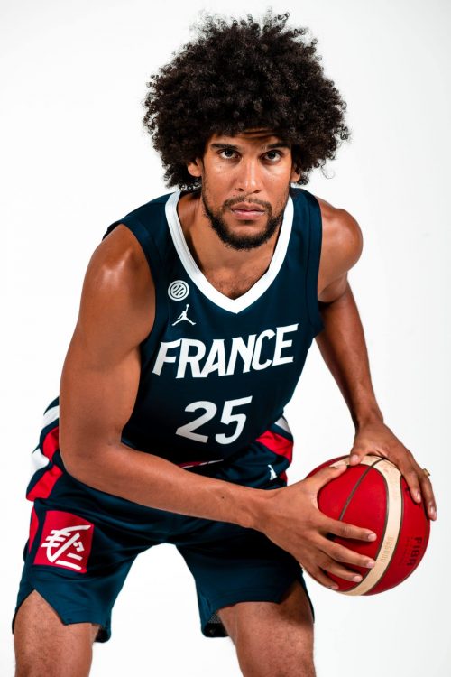 RemiTell's tweet photo. Le basketteur 🇫🇷 @Louis_Labeyrie vient d'être suspendu par Twitter en raison de son combat contre le #PassDeLaHonte. Ce sportif aussi courageux que talentueux a besoin de notre soutien : faites monter #RendezNousLouisLabeyrie ! https://t.co/nPLIMdlCBf
