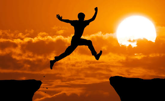 Sokrates diyor ki: “Senin almaya cesaret edemediğin riskleri alanlar, senin yaşamak istediğin hayatı yaşarlar.” Paulo Coelho bunu şöyle açıklıyor: "Sadece sıradan insanlar tehlikeden uzaktır, dolayısıyla risk al, hayallerinle yüzleş."