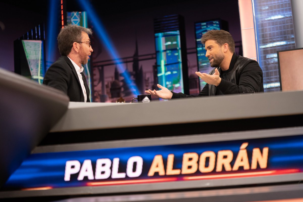 AlboranTeam's tweet photo. #Info Anoche @pabloalboran estuvo en @El_Hormiguero de @antena3com presentando su nuevo single #CastillosDeArena 👉🏼https://t.co/wtIdFrHZC7 ya disponible en plataformas digitales, y su tour #AlboránGiraTeatros.

Disfruta el programa completo 👉🏼https://t.co/CoqXVUfn2U https://t.co/fVHvnpXnXn