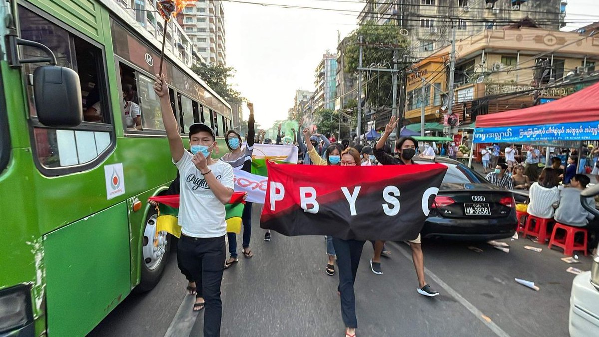 RvlBurma2's tweet photo. Various ORG:, including members of the @GenStrikeCom and the township strike committee, staged a guerrilla strike in #Rangoon's this evening with " a poster stating that there will never be a savior".

#WhatsHappeningInMyanmar https://t.co/zOwuJWNjpI