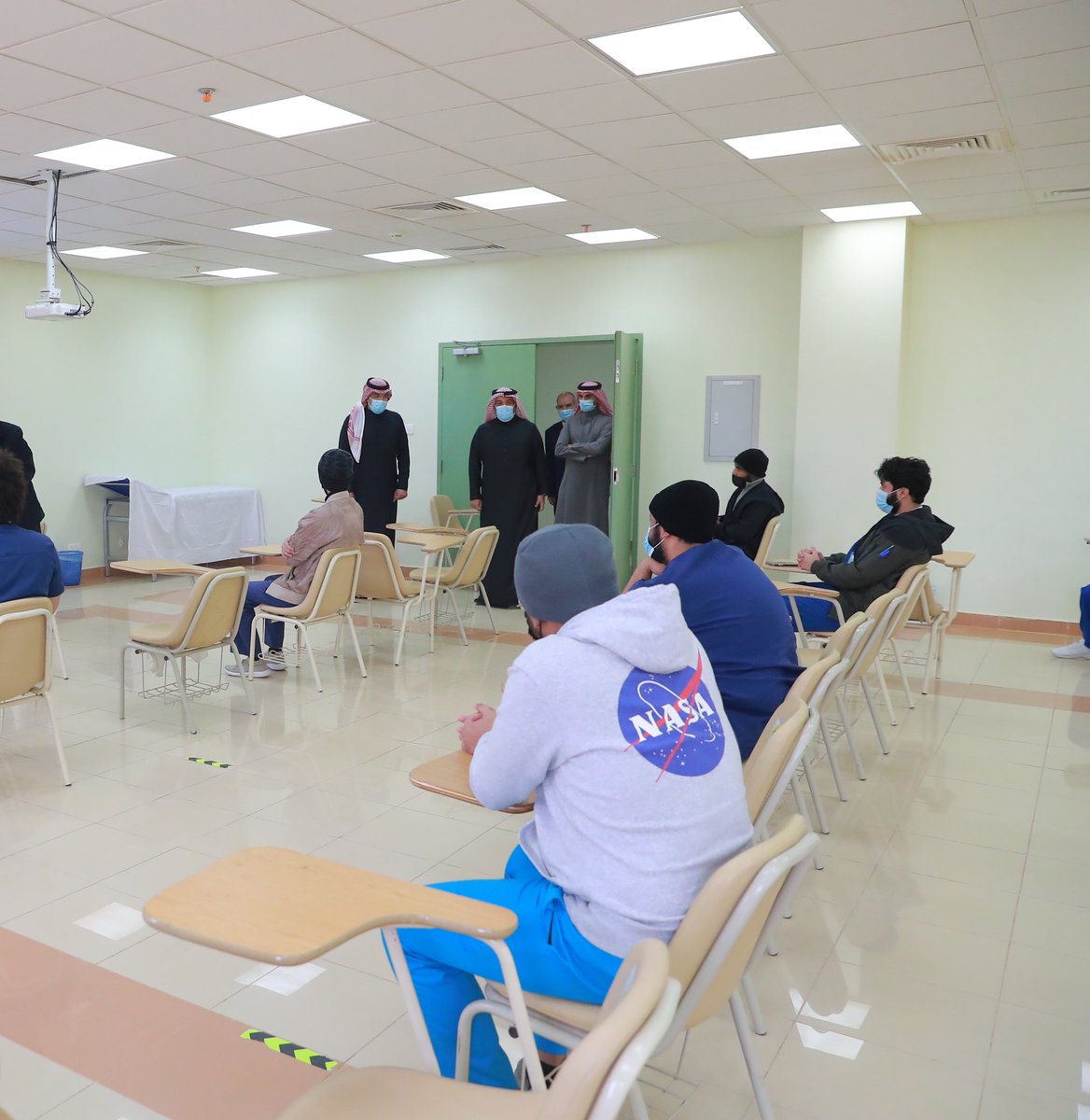 وكيل #جامعة_شقراء للشؤون التعليمية د. عبدالعزيز بن سليمان السياري يتفقد عددًا من كليات الجامعة، ويتابع انتظام سير العملية التعليمية وسلامة الإجراءات الاحترازية المتبعة للعودة الحضورية الآمنة.