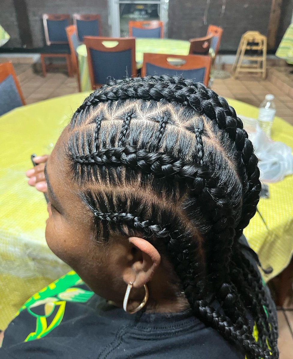 nay_throws's tweet photo. Hi, I’m Nayoka, a hairstylist from Jamaica that specializes in Braiding. I recently moved STATE COLLEGE, PA, for work and heard there’s no black braider anywhere near here! I have open a salon space. Here are some of work, A simple RETWEET can help me build my clientele in 2022! https://t.co/M4RHS9sxsV