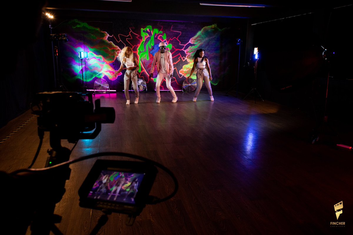 finchercreative's tweet photo. Video is OUT, go check it OUT! 
Shout out to @rayjonesoriginal, link on his bio; it was a pleasure!!

#musicvideos #musicvideo #musicvideoshoots #filming #cheorography #goodnewworld #goodnewsnation 

@finchercreatives 
@walle_visuals  Salute!! https://t.co/1TmExZHRde