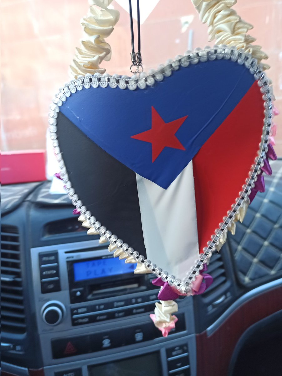 حدث لي اليوم بنقطة بالحاف. اوقفوني وقالو لاتمر حتئ تنزل هذا العلم من علئ السياره. فارفضت عرضهم وقلت لهم روحو شبوه ونزلو هذا العلم من علئ سيارات العمالقه .وطلبت قائد تلك النقطه وبعد ساعه من الانتظار سمح لي بالمرور. والمصيبه ان الجنود للاسف جنوبيين.