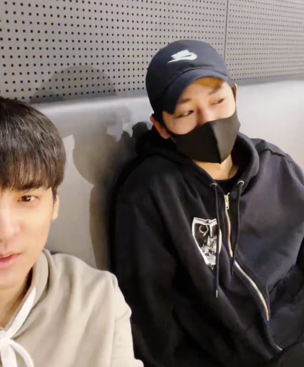 bb1lybe's tweet image. El regreso de iKON segun yunhyeong y chanwoo no es una canción triste ni tampoco brillante es opuesto . Los miembros ya estan ensayando para el regreso . 😭✌

@YG_iKONIC