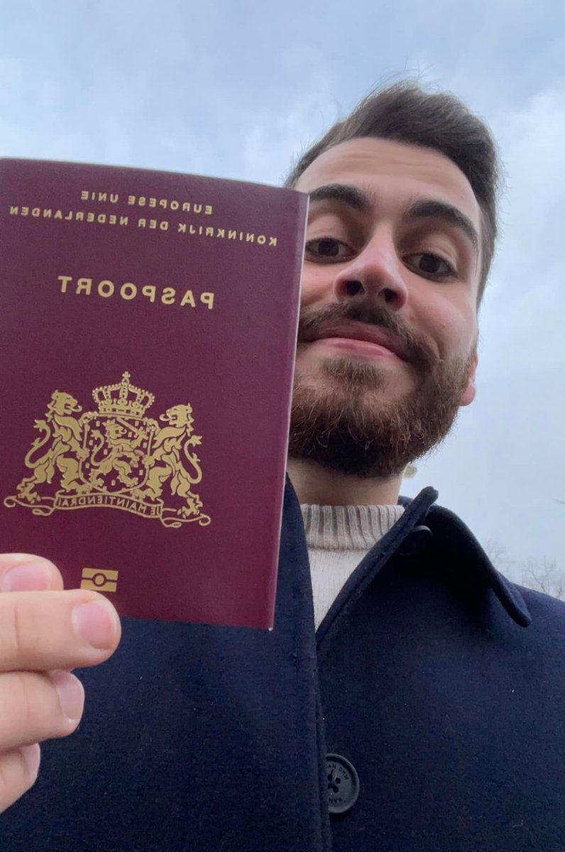 Documentairemaker en fotojournalist <a href="/KawakAziz/">Aziz Kawak</a>  heeft onlangs zijn Nederlandse paspoort gekregen van de IND. Over zijn ervaringen schreef hij een blog op Studenten.com. Lees het hier: bit.ly/3qC7CME