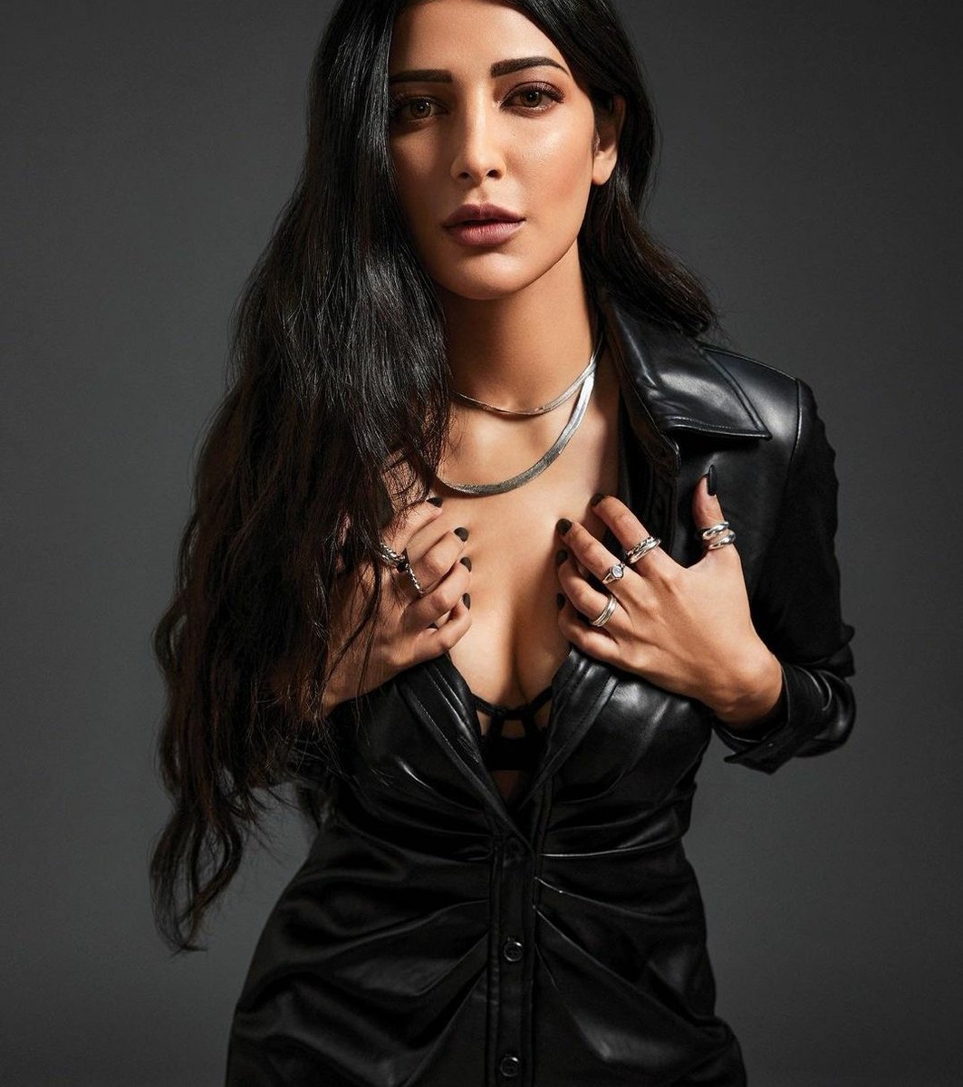 KollyCensor's tweet photo. . Shruti Haasan 📷 https://t.co/AZOyOcTmm7