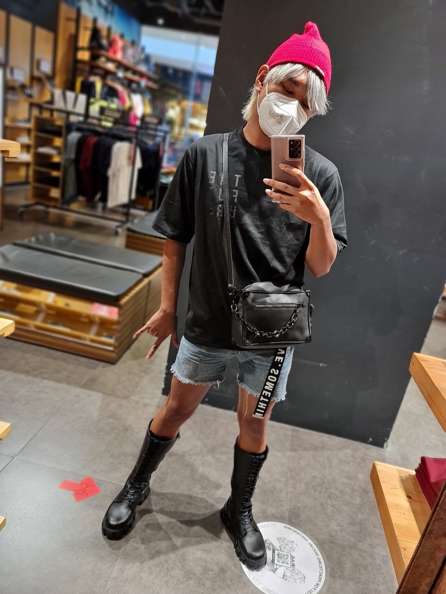 Dsign_Caster's tweet photo. Gender-bending something something... 🙃

*The skirt I was supposed to buy didn't fit me and the store didn't have an available size for me and my tummy... 🙈💀 https://t.co/U8NGUmC1rJ