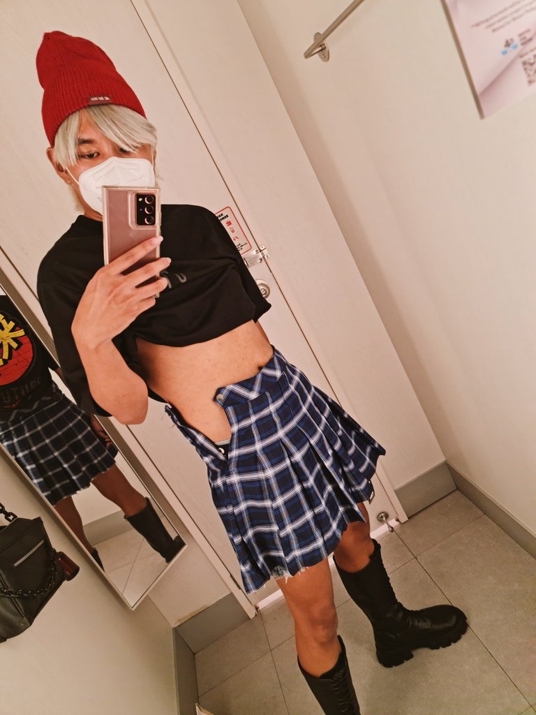 Dsign_Caster's tweet photo. Gender-bending something something... 🙃

*The skirt I was supposed to buy didn't fit me and the store didn't have an available size for me and my tummy... 🙈💀 https://t.co/U8NGUmC1rJ