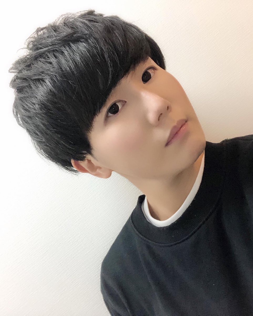 haruya_s12234's tweet photo. ちょっと前に、
髪の毛切って頂いてました🙇♂️✨✨
一枚目の様に、二ヶ月で…
センター分け、毛量オバケになるのよ😅笑笑
おまかせなのに…
いつも、髪の毛だけイケメン❗️
ありがとうございます👏
#SUPRAM
#supram
#スープラム
#眞島卓也
@shiiiimaa https://t.co/1WlGlpwJet