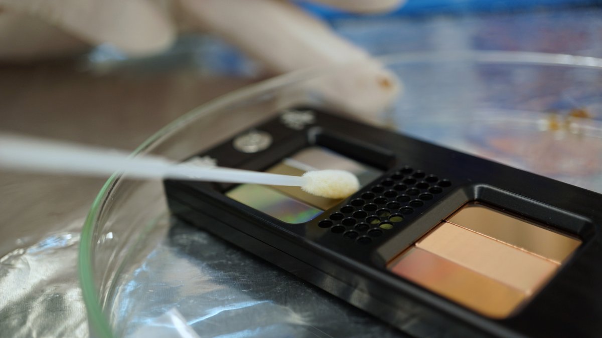 Forschung zum Anfassen 👉🔲: Das #CosmicKiss-Experiment Touching Surfaces testet antimikrobielle Oberflächen - im All und auf der Erde. 🧫 Auf der #ISS, in der <a href="/UKKoeln/">Uniklinik Köln</a> &amp; in zehn Schulen sind sog. Touch Arrays angebracht, die regelmäßig berührt werden.
dlr.de/content/de/art…