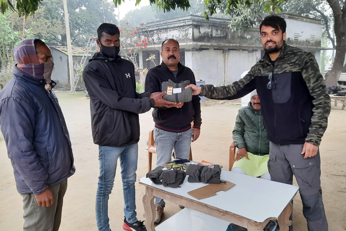 wti_org_india's tweet photo. Our network of Village #VigilanceVolunteers on the India Nepal border are always alert to any #wildlifecrime intelligence, infiltration or trespassing in the forest besides information on injured wild animals. Warm jackets help make their #antisnare walks comfy. #WTiatWork https://t.co/JqORoKsesX