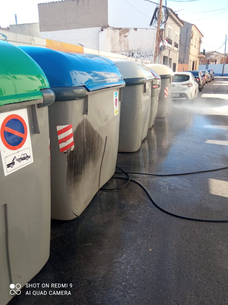 aytoquintanar's tweet photo. La #Concejalía de #MedioAmbiente lleva a cabo la limpieza de áreas de aportación. Desde el #Ayuntamiento apoyan la limpieza que lleva a cabo #Comsermancha con una limpieza complementaria en las áreas de aportación con contenedores de reciclaje Más en: https://t.co/QneXZPvU9N https://t.co/1CAM4QGZKi