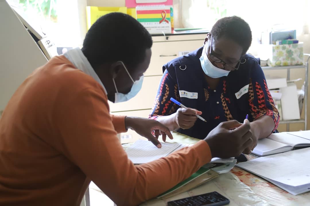 External Quality Assurance support at Mukaro Rural Clinic. 🏥

With funding from @PEPFAR through @UsaidZimbabwe, OPHID supported @jfkapnekzim on quality assurance visit aimed at checking High Viral Load management in general population & Viral Load monitoring in pregnant women. 