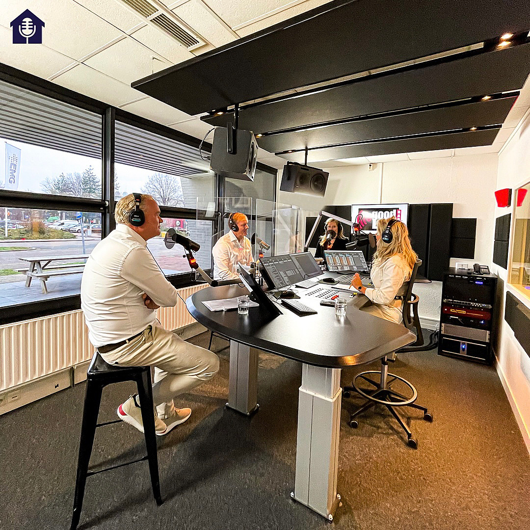 Luister vanmiddag vanaf 16.15 naar de eerste 'Podcast van een huis'. Dé podcast voor de woningverkoper en woningzoeker! Met als eerste gast: Gijs van Wijgerden van #Makelaarsland 
podcastvaneenhuis.nl