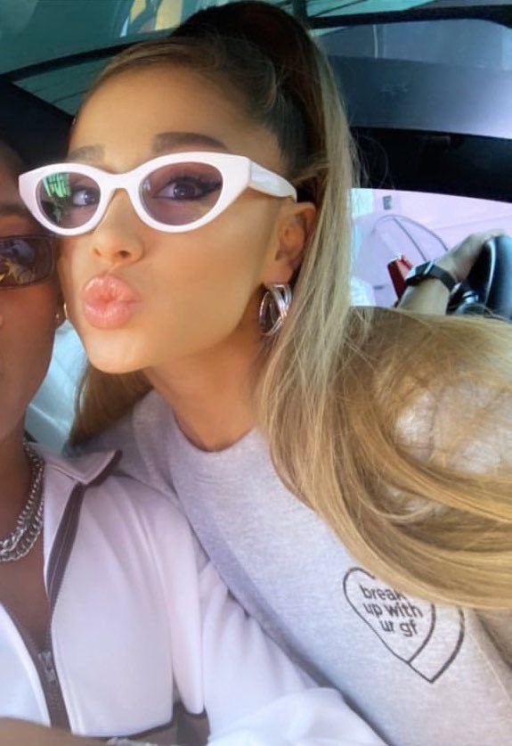 effortlesslyxag's tweet image. ♡ ariana with glasses : a thread ♡