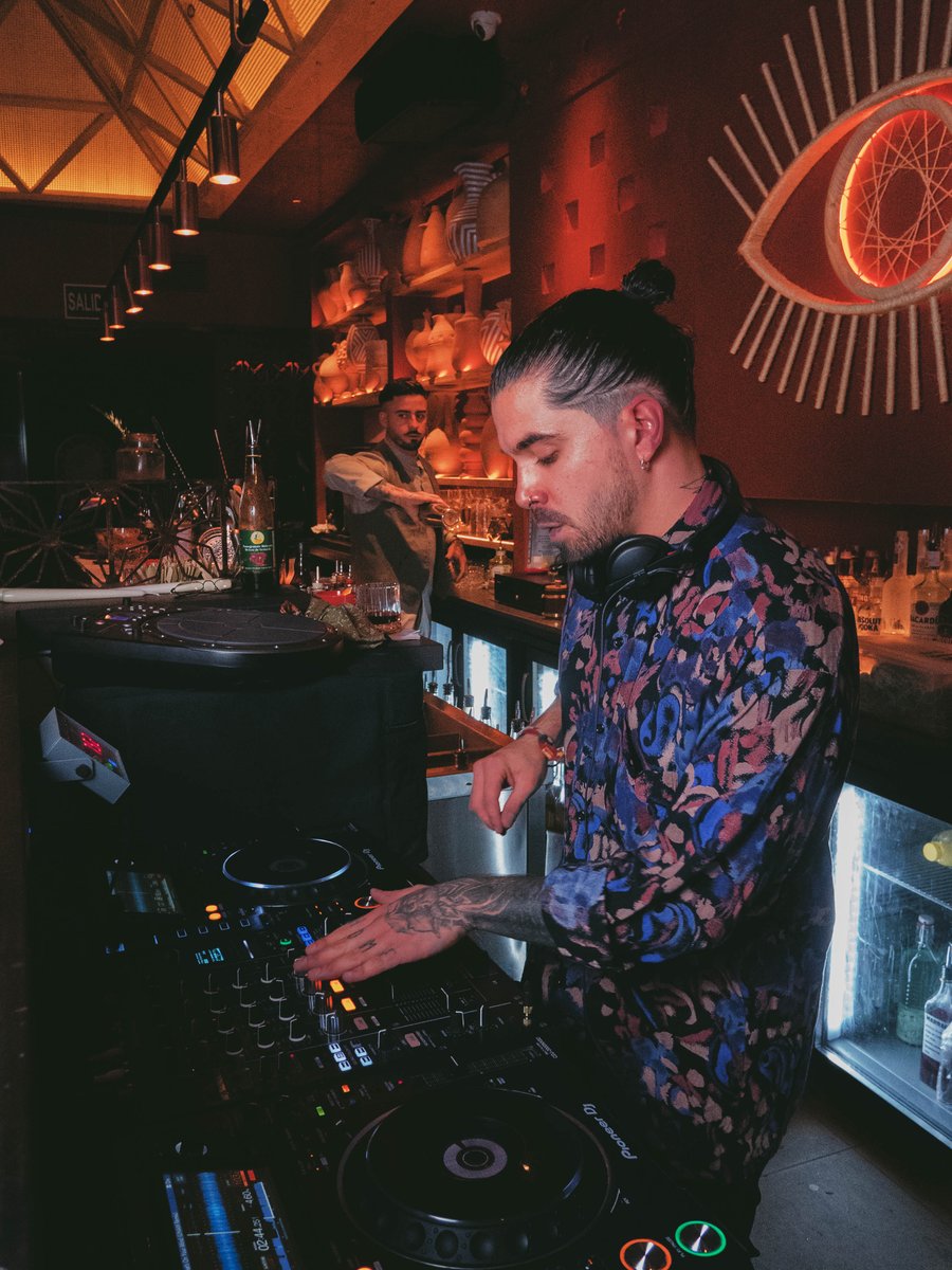 LaMadridMorena's tweet photo. Buena cocina árabe, shows, dj... Todo en el interior de una jaima. Así es Nômadâ, una de las nuevas aperturas del momento en Madrid.
https://t.co/beqfg6PehP
#cocinaárabe #dóndecomer #hummus #madrid #falafel #galeríasserrano #kebbeh #músicaenvivo #noche #quéhacerenMadrid #jaima https://t.co/EYz9XdlTDr
