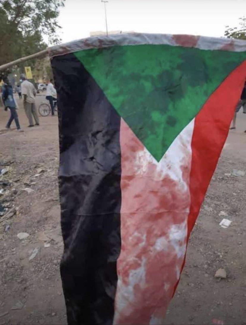 Shahad_Basher's tweet photo. #السودان_ينزف                                            كل الشوارع دم.   كل البلد صيوان 
كل المدائن غم.   كل البيوت احزان 💔😔😭 https://t.co/OS8m1wO9IO