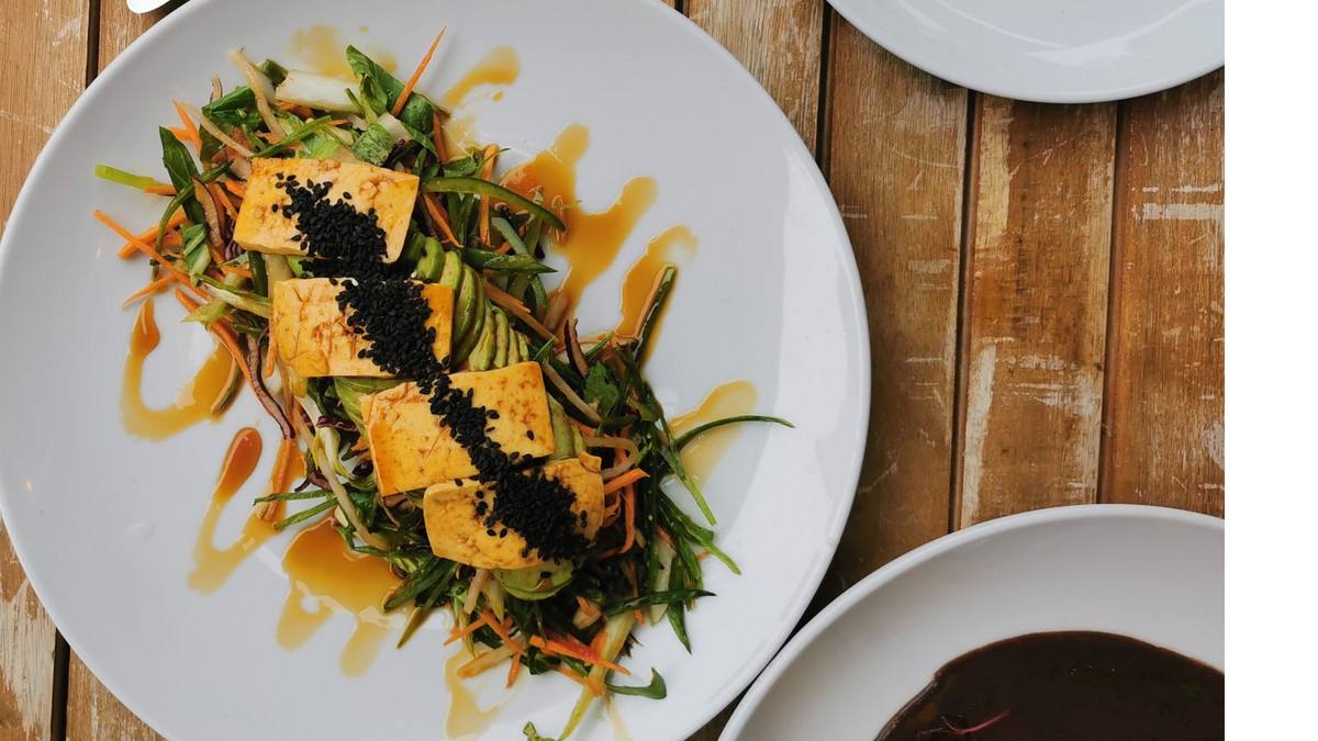 PlantShift's tweet photo. Another yummy dish enjoyed at The Gate.
Green Dragon Salad: of glazed smoked tofu, avocado, sweet potato, red cabbage, pak choi,
daikon, heritage carrot, peppers, served with a teriyaki & sesame dressing
#LoveLivingVegan #eatingout #vegan #plantbased #notsalad https://t.co/zhNOHafm1i