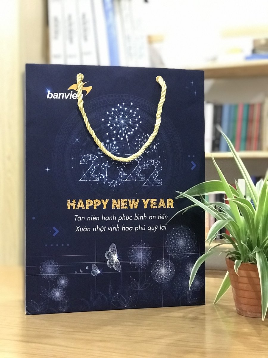 banvienco's tweet photo. Bạn đã nhận được Hộp Quà Tết của năm nay chưa?

Hãy cùng xem qua Hộp quà Tết của Bản Viên dành cho các thành viên BVers năm nay có gì nhé ^_<! https://t.co/1S1quHIOAH