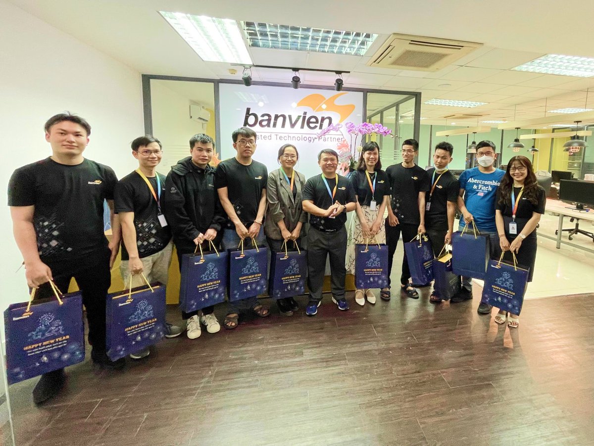 banvienco's tweet photo. Bạn đã nhận được Hộp Quà Tết của năm nay chưa?

Hãy cùng xem qua Hộp quà Tết của Bản Viên dành cho các thành viên BVers năm nay có gì nhé ^_<! https://t.co/1S1quHIOAH