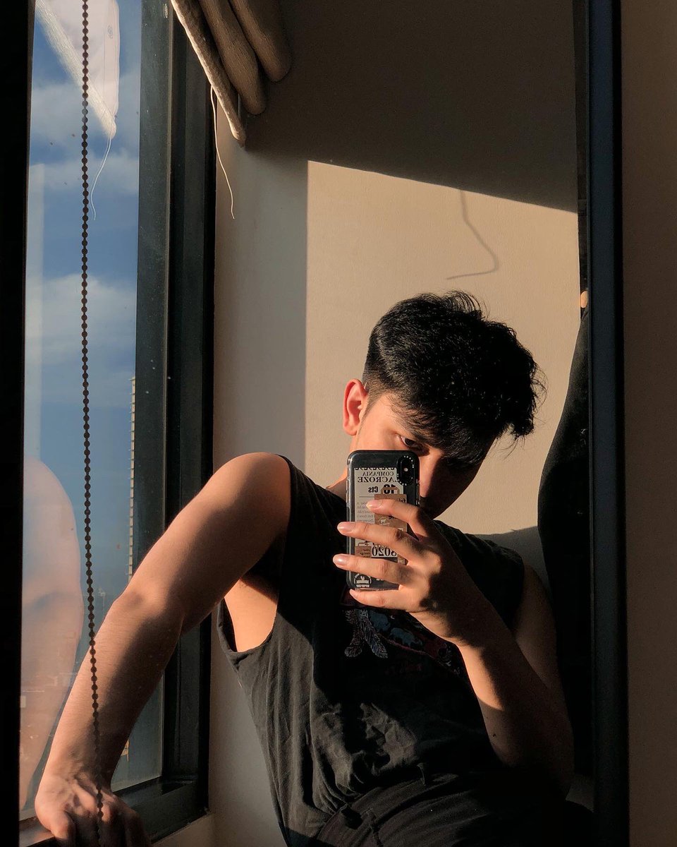 MockingJAYEM's tweet photo. Mirror selfieszxsz https://t.co/JLc0ibBScz